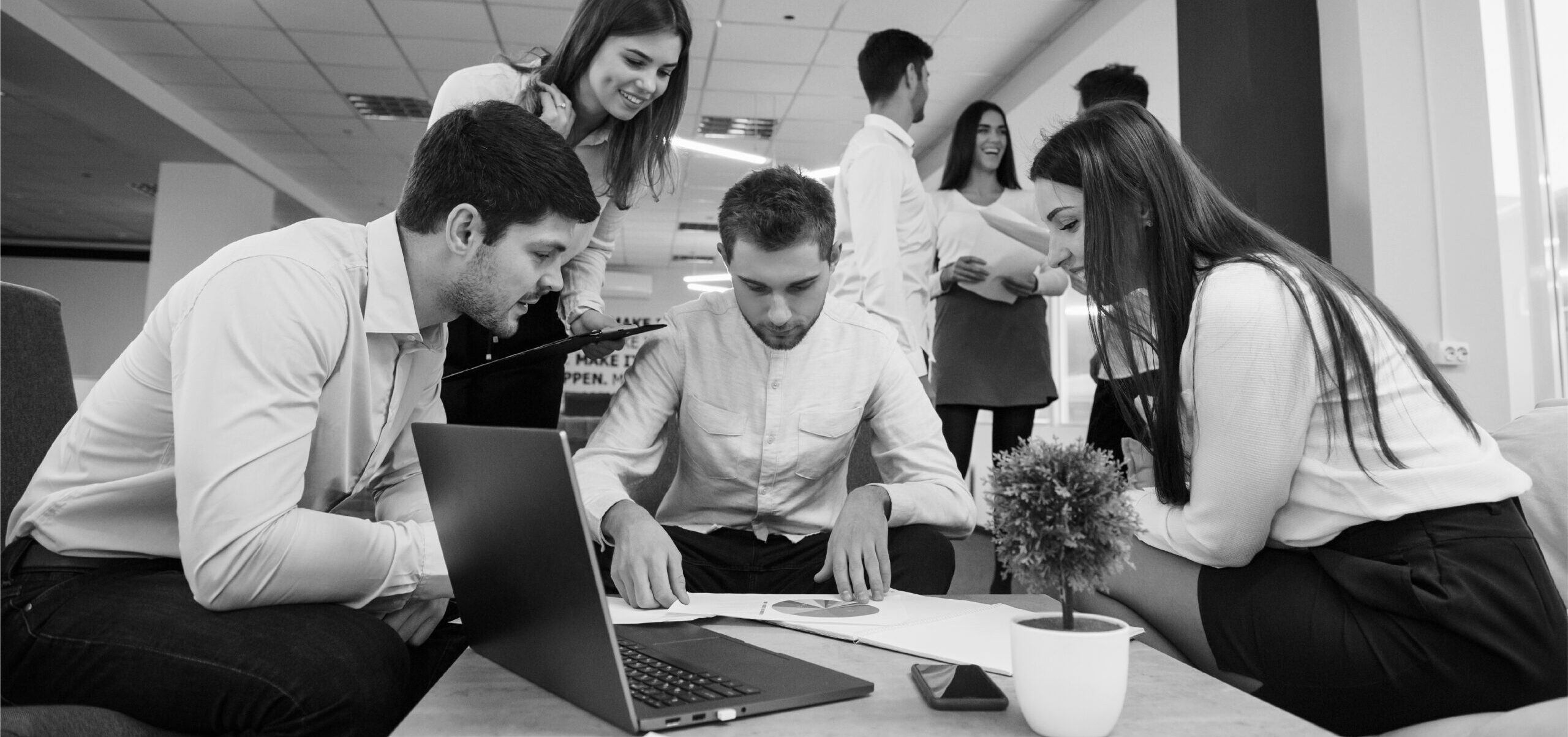 gente reunida alrededor de una mesa feliz